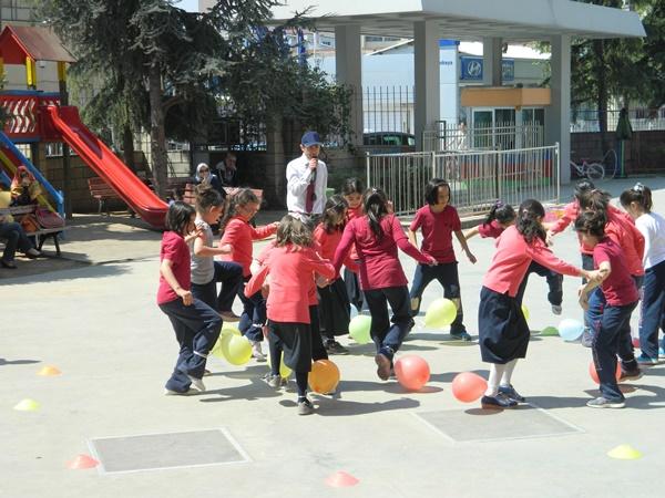 Ayağında Bağlı Balonu Patlatma Yarışması