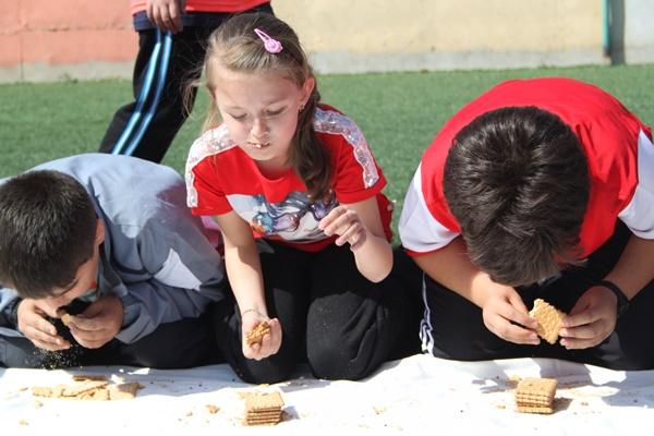 Bisküvi Yeme Yarışması